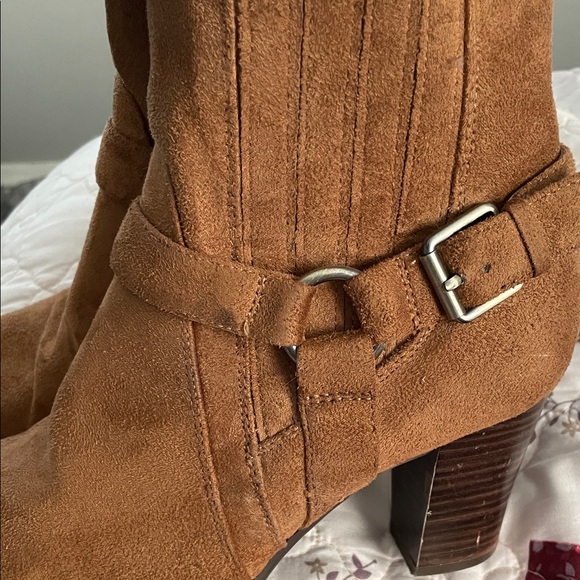 Stylish Tan Ankle Boots with Buckle Detail - Picture 5 of 7